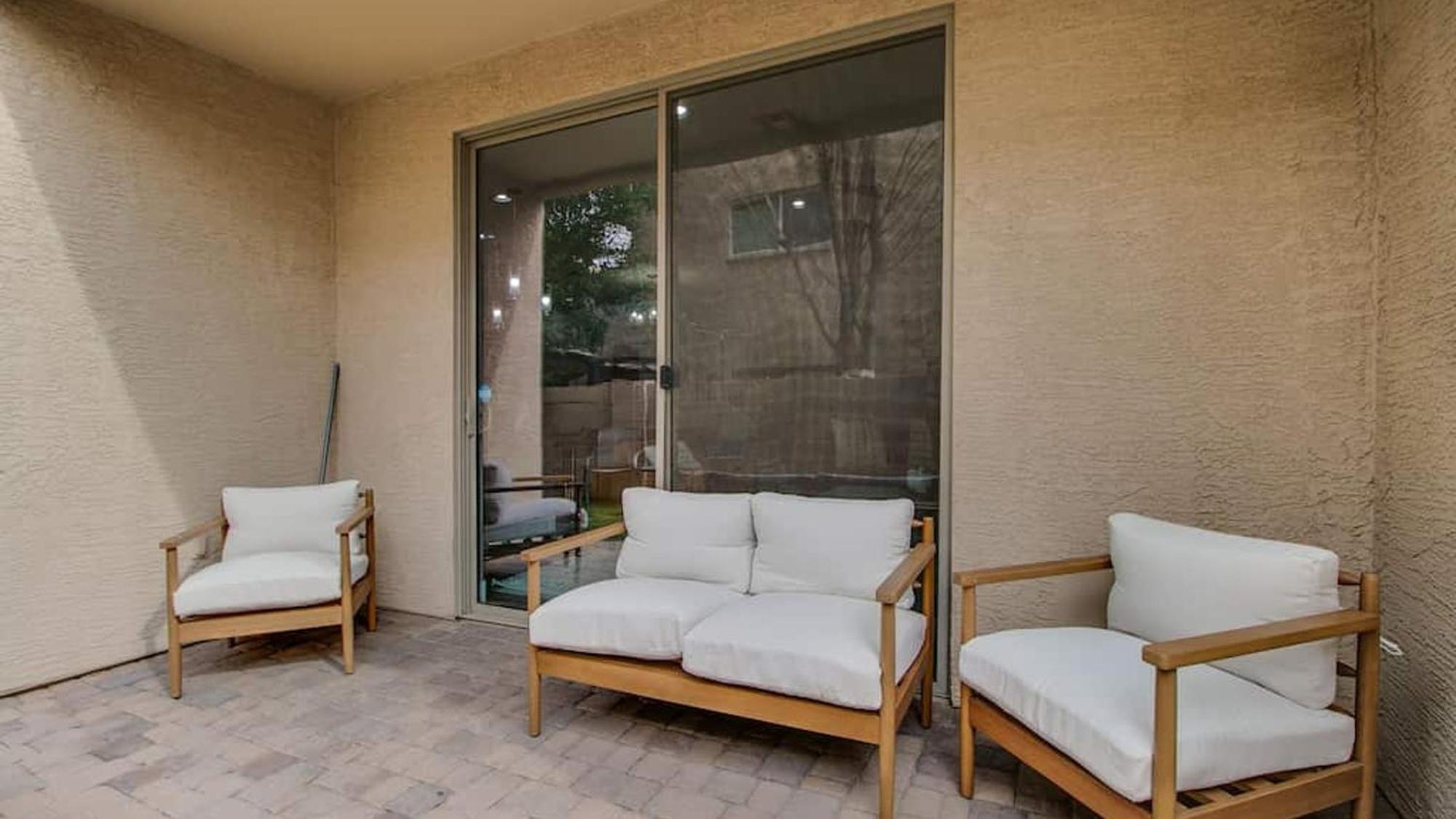 3 Bdrm Townhouse Wgarage In Gated Complex