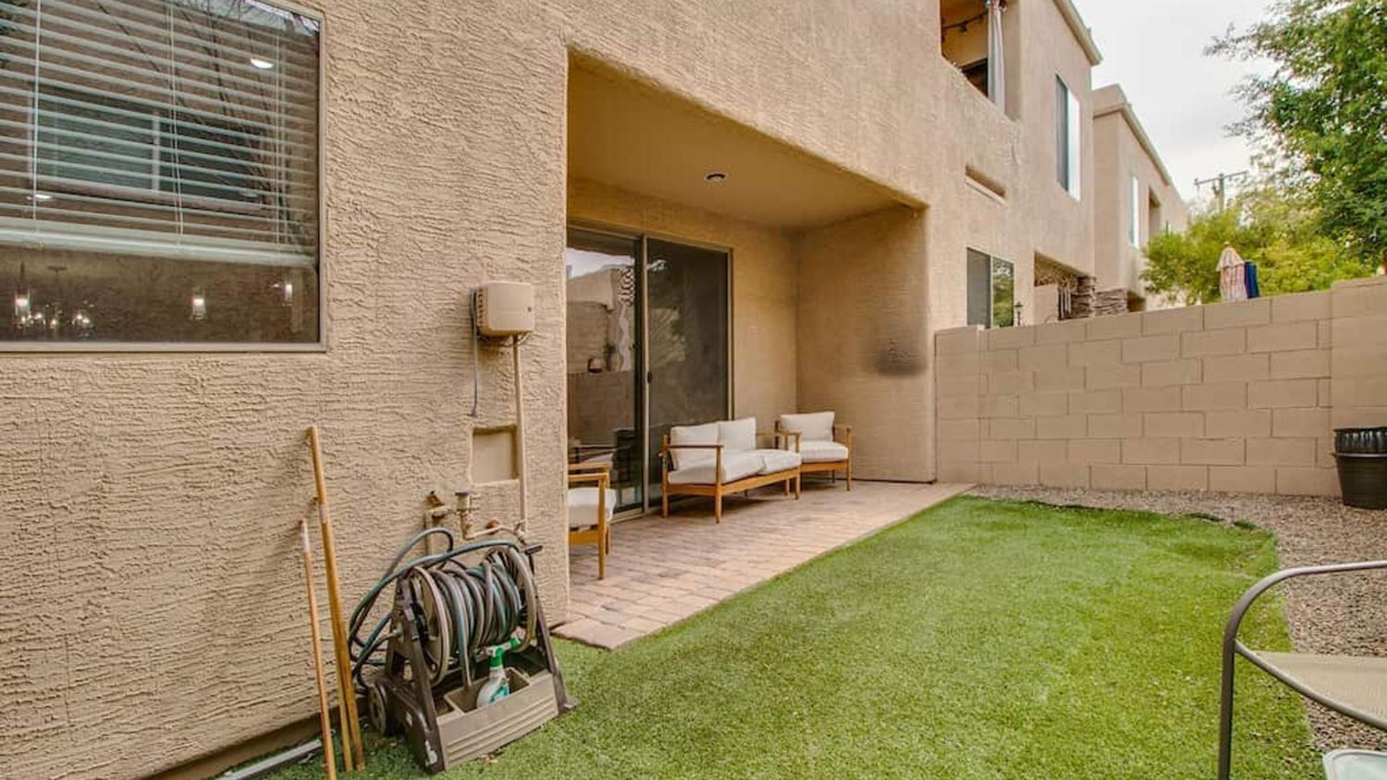 3 Bdrm Townhouse Wgarage In Gated Complex Phoenix