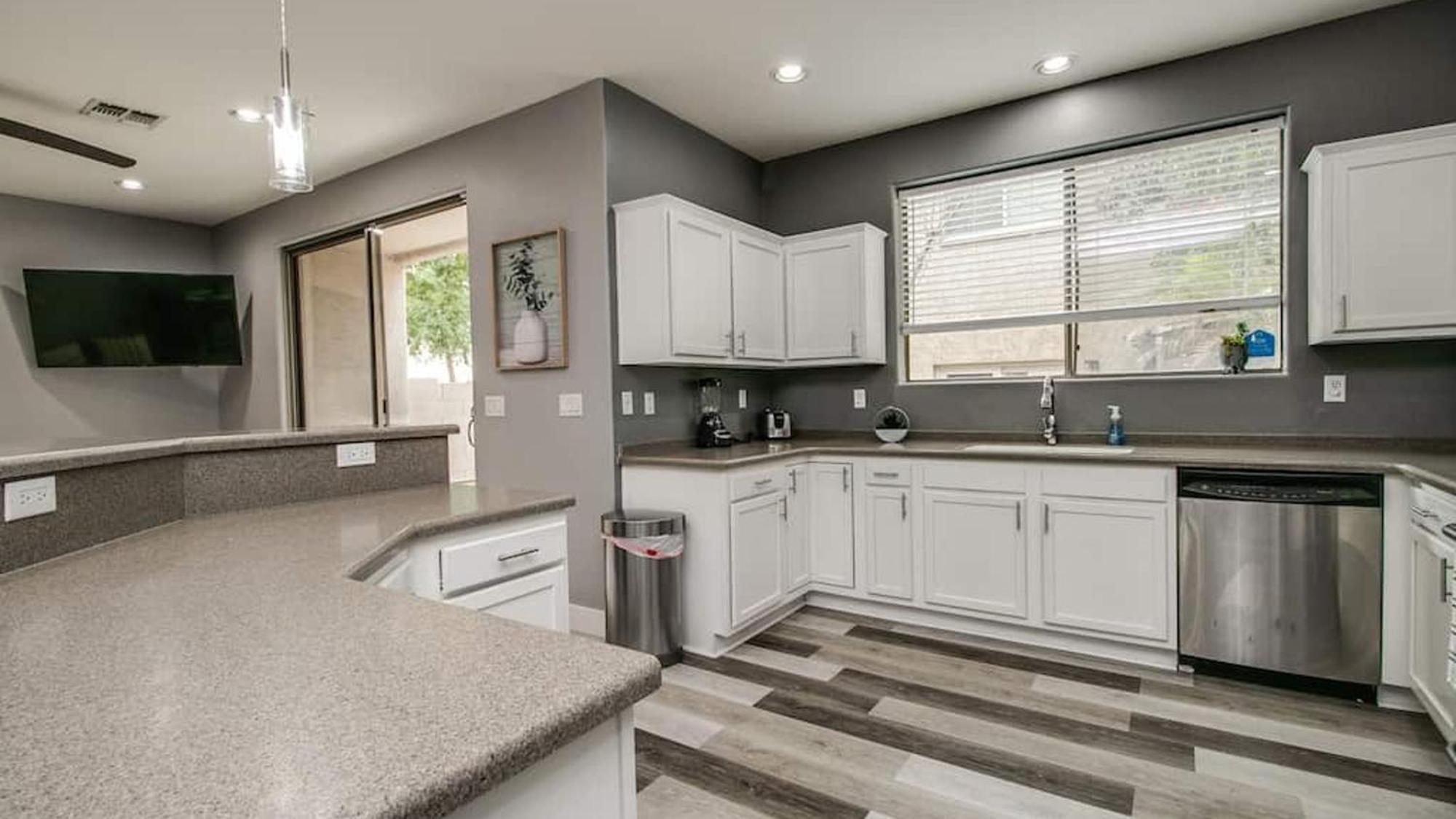 3 Bdrm Townhouse Wgarage In Gated Complex *